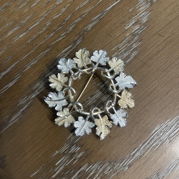 Vintage Sarah Coventry Leaf Wreath Brooch Pin Textured Costume Jewelry - Picture 1 of 6